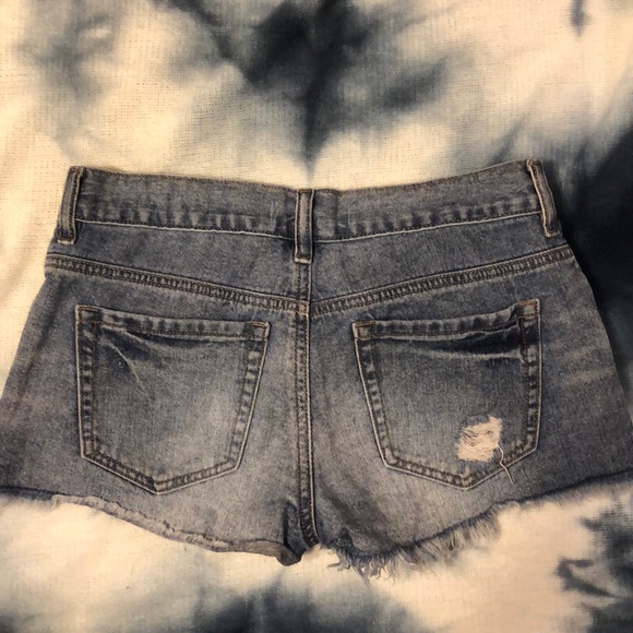 Bullhead Slouchy Distressed Denim Shorts Size 3 - Picture 4 of 6